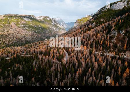 Foto aerea Autunno Auronzo strada per tre Cime, Cortina d Ampezzo Dolomiti Italia Foto Stock