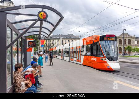 Tram TPG vicino alla fermata, Place de Neuve, Vieille-Ville, Ginevra (Genève) Cantone di Ginevra, Svizzera Foto Stock