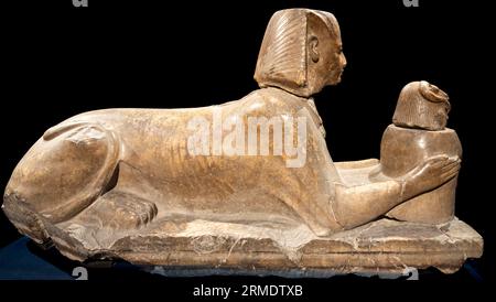 Parigi, Francia - 08 22 2023: Ramses II il grande, oro dei faraoni. Statua di Ramses II come sfinge che offre un vaso con testa RAM Foto Stock