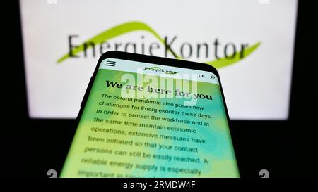 Telefono cellulare con sito Web della società tedesca di energie rinnovabili Energiekontor AG sullo schermo davanti al logo. Mettere a fuoco in alto a sinistra sul display del telefono. Foto Stock
