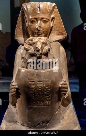 Parigi, Francia - 08 22 2023: Ramses II il grande, oro dei faraoni. Statua di Ramses II come sfinge che offre un vaso con testa RAM Foto Stock