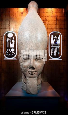 Parigi, Francia - 08 22 2023: Ramses II il grande, oro dei faraoni. Scultura della testa colossale di granito rosa Foto Stock