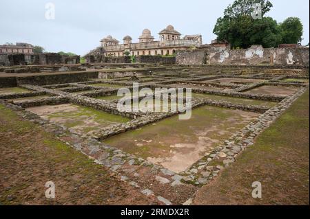 Rovine del Palazzo di Gada Shah, situato nel forte di fronte al Jahaz Mahal, costruito dal sultano Ghiyasuddin Khilji, Mandu, Madhya Pradesh, India Foto Stock