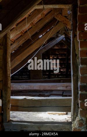 attico di tipica casa ungherese rurale costruita negli anni '1950 con travi in legno e tetto piastrellato Foto Stock