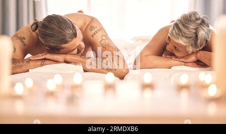 Centro benessere, massaggio e coppia matura a letto per vacanze, vacanze e festeggiamenti di anniversario. Amore, resort di lusso e uomo e donna che parlano in parrucchiere Foto Stock