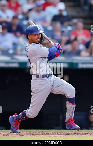 CLEVELAND, OH - 24 AGOSTO: La seconda base dei Los Angeles Dodgers Mookie Betts (50) batte durante la seconda gara di un double header contro i Cleveland Guardians il 24 agosto 2023 al Progressive Field di Cleveland, Ohio. (Joe Robbins/immagine dello sport) Foto Stock