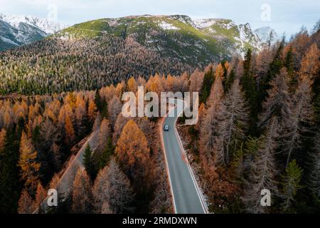 Foto aerea Autunno Auronzo strada per tre Cime, Cortina d Ampezzo Dolomiti Italia Foto Stock