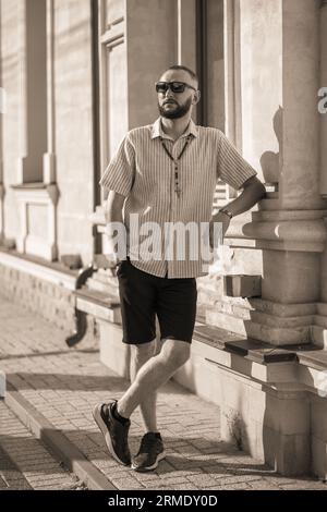 Foto ritratto di un uomo elegantemente vestito Foto Stock