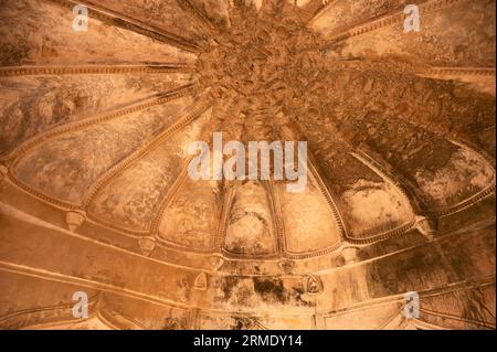 Gli interni del Padiglione Rani Rupmati costruito sul bordo del precipizio che si affaccia sulla Valle di Nimar erano originariamente una torre di guardia situata a Mandu, M. Foto Stock