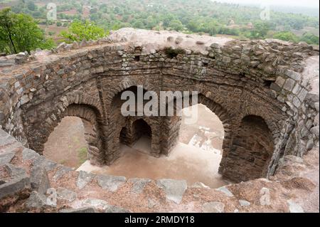 Rovine vicino al Padiglione Rani Rupmati costruito sul bordo del precipizio che domina la Valle di Nimar originariamente era una torre di guardia situata a Mandu, Mad Foto Stock