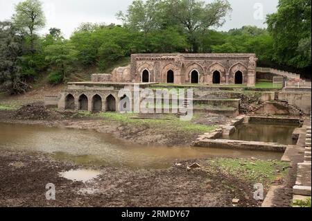 Rovine vicino a Rewa Kund, situate a Mandu, Madhya Pradesh, India Foto Stock