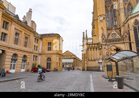 Metz, Francia - 23 gennaio 2022: Place d'Armes è una piazza rettangolare acciottolata a Metz, Francia Foto Stock