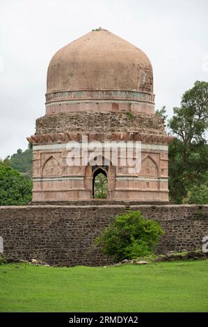 Dai Ki Chhoti Bahan Ka Mahal, una tomba di una signora, ottagonale sulla pianta, coronata da una cupola sagomata costruita in muratura rossa a chisser con quattro aperture ad arco Foto Stock