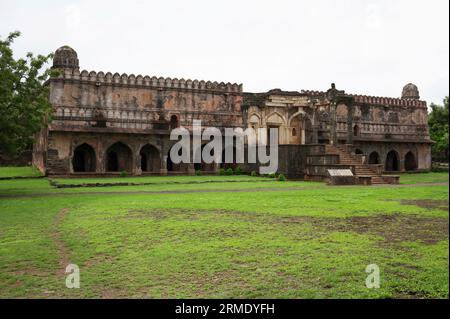 La moschea di Malik Mughith, costruita nel 1452 d.C., appartiene alla prima fase dell'architettura Mulsim a Malwa, Mandu, Madhya Pradesh, India Foto Stock