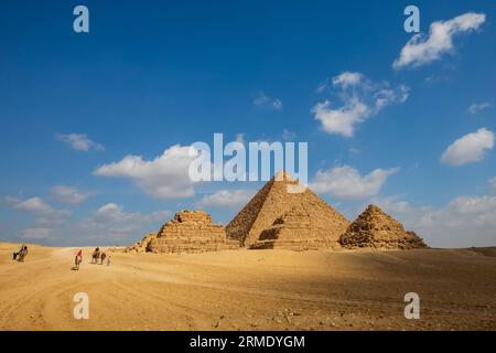 Solo una manciata di turisti che visitano le grandi Piramidi di Giza Foto Stock