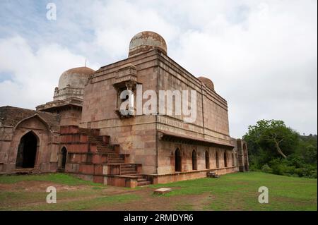 Dai Ka Mahal, una tomba di una signora, in piedi su un alto seminterrato con stanze con aperture ad arco per i custodi della tomba situata a Mandu, Madhya P. Foto Stock