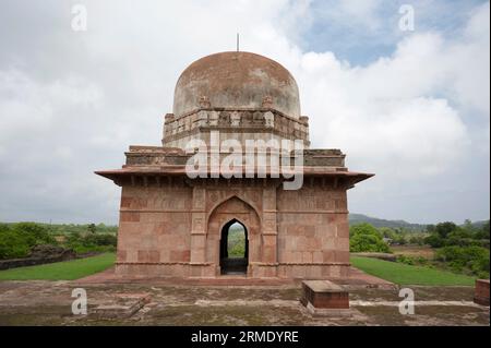 Dai Ka Mahal, una tomba di una signora, in piedi su un alto seminterrato con stanze con aperture ad arco per i custodi della tomba situata a Mandu, Madhya P. Foto Stock