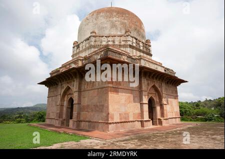 Dai Ka Mahal, una tomba di una signora, in piedi su un alto seminterrato con stanze con aperture ad arco per i custodi della tomba situata a Mandu, Madhya Pr Foto Stock