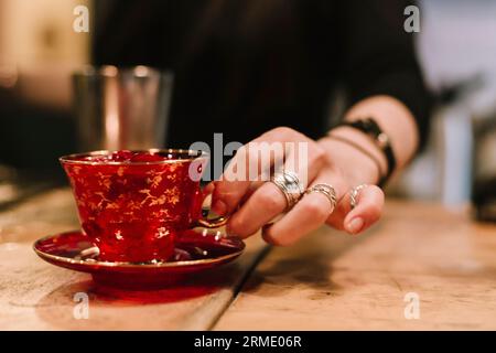 La giovane barwoman prepara un cocktail alcolico nel bar.dettaglio Foto Stock