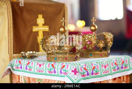 Due splendide corone nuziali in chiesa Foto Stock