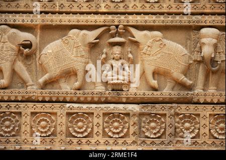 Dettagli intagliati sul muro esterno di Shri Ahilyeshwar Mandir, situato nel complesso del forte Ahilya devi sulle rive del fiume Narmada, Maheshwar, Madhya Pr Foto Stock