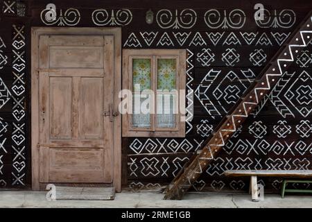 Porta di un tradizionale log cabin nella regione di Zilina, Slovacchia. Foto Stock