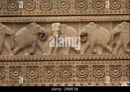 Dettagli intagliati sul muro esterno di Shri Ahilyeshwar Mandir, situato nel complesso del forte Ahilya devi sulle rive del fiume Narmada, Maheshwar, Madhya Pr Foto Stock