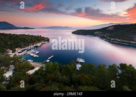 Vista mattutina dell'arbur Spilia sull'isola di Meganisi. Foto Stock