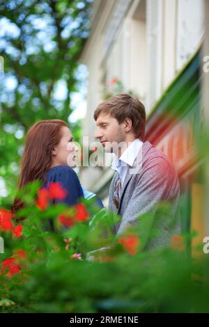 Uomo e donna insieme sul balcone della loro casa o hotel Foto Stock