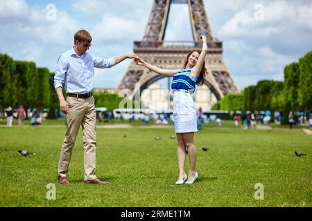 Romantica coppia che balla a Parigi vicino alla Torre Eiffel Foto Stock