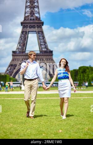 Romantica coppia che cammina a Parigi vicino alla Torre Eiffel Foto Stock