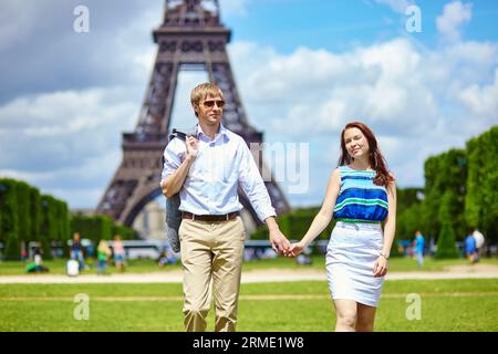 Romantica coppia che cammina a Parigi vicino alla Torre Eiffel Foto Stock