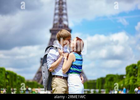 Romantico bacio di coppia a Parigi vicino alla Torre Eiffel Foto Stock