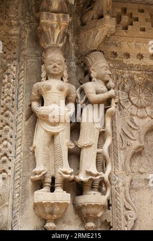 Dettagli intagliati sul muro interno del complesso del forte Ahilya devi sulle rive del fiume Narmada, Maheshwar, Madhya Pradesh, India Foto Stock