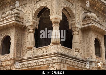 Dettagli intagliati sul muro esterno di Shri Ahilyeshwar Mandir, situato nel complesso del forte Ahilya devi sulle rive del fiume Narmada, Maheshwar, Madhya Pr Foto Stock