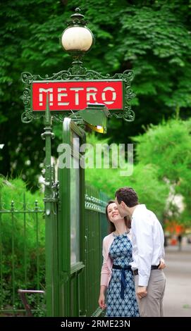 Una coppia bellissima si baciava vicino alla stazione della metropolitana di Parigi Foto Stock