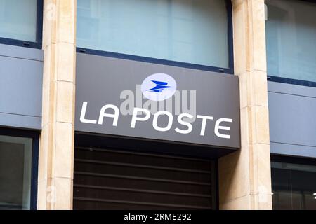 Metz, Francia - 23 gennaio 2022: Ingresso e segnaletica del servizio postale francese e della Banca postale di Metz, Francia. Foto Stock