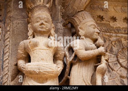 Dettagli intagliati sul muro interno del complesso del forte Ahilya devi sulle rive del fiume Narmada, Maheshwar, Madhya Pradesh, India Foto Stock