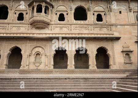 Dettagli intagliati sul muro interno del complesso del forte Ahilya devi sulle rive del fiume Narmada, Maheshwar, Madhya Pradesh, India Foto Stock