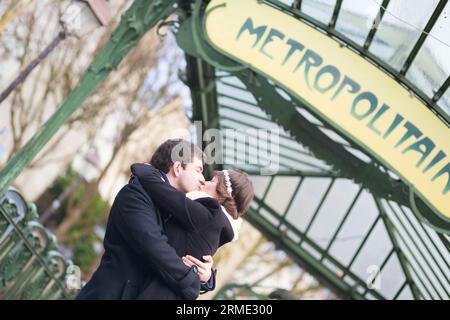 Coppia giovane e romantica che si baciava vicino alla stazione della metropolitana di Parigi Foto Stock