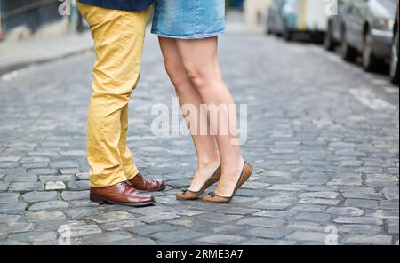 Vista dettagliata del maschio e femmina gambe durante una data Foto Stock