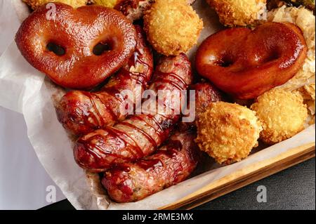 un assortimento di birra da spuntini di carne. birreria. menu Foto Stock