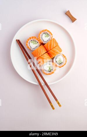 involtini sushi giapponesi philadelphia con salmone, cetriolo e chee Foto Stock