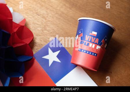 festa nazionale del cile decorazione di vetro con la frase viva chile in blu e rosso Foto Stock