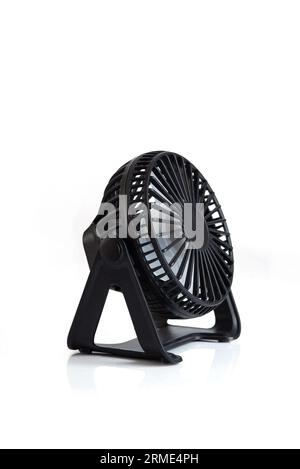 Mini raffreddatore elettrico per ventole portatile isolato su sfondo bianco. Foto Stock