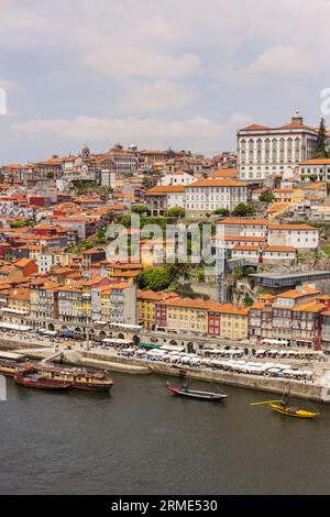 Vista sui tetti e sul fiume Douro a Porto Foto Stock