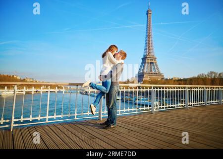 Coppia romantica che si diverte vicino alla torre Eifel e si baciano Foto Stock