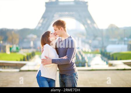 Bellissima coppia romantica a Parigi che si baciava vicino alla Torre Eiffel Foto Stock