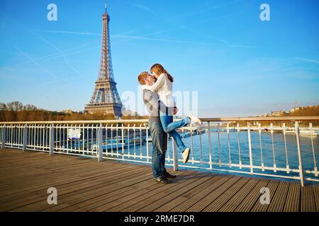 Coppia romantica che si diverte vicino alla torre Eifel e si baciano Foto Stock