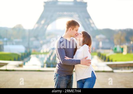 Bellissima coppia romantica a Parigi che si baciava vicino alla Torre Eiffel Foto Stock